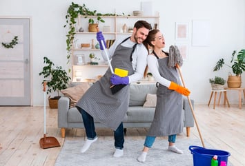 pareja limpiando la casa