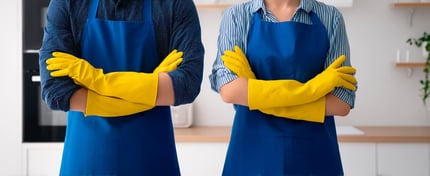 pareja lista para limpiar