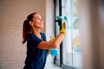 mujer limpiando ventana