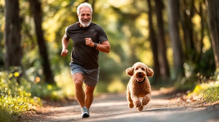 hombre corriendo con su perro